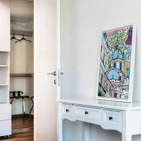 Apartamento An Armchair On The *