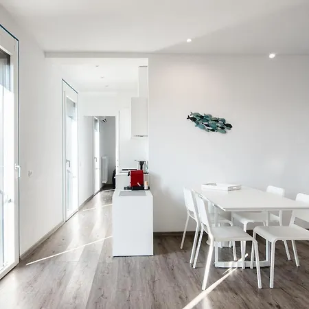 شقة An Armchair On The بْليفيو