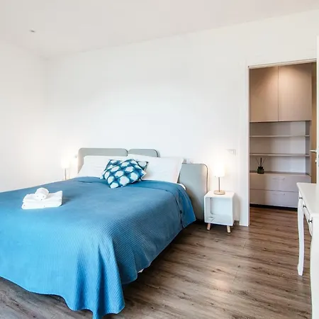 An Armchair On The شقة